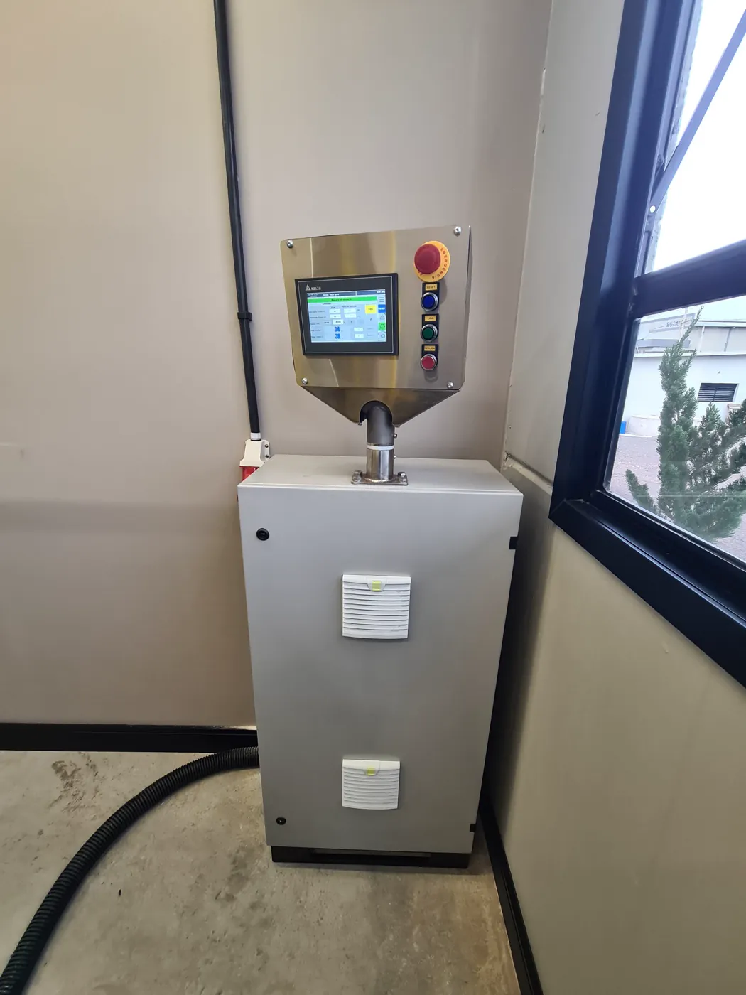 Máquina adequada à NR-12 pela BSR, com proteções e comandos de segurança