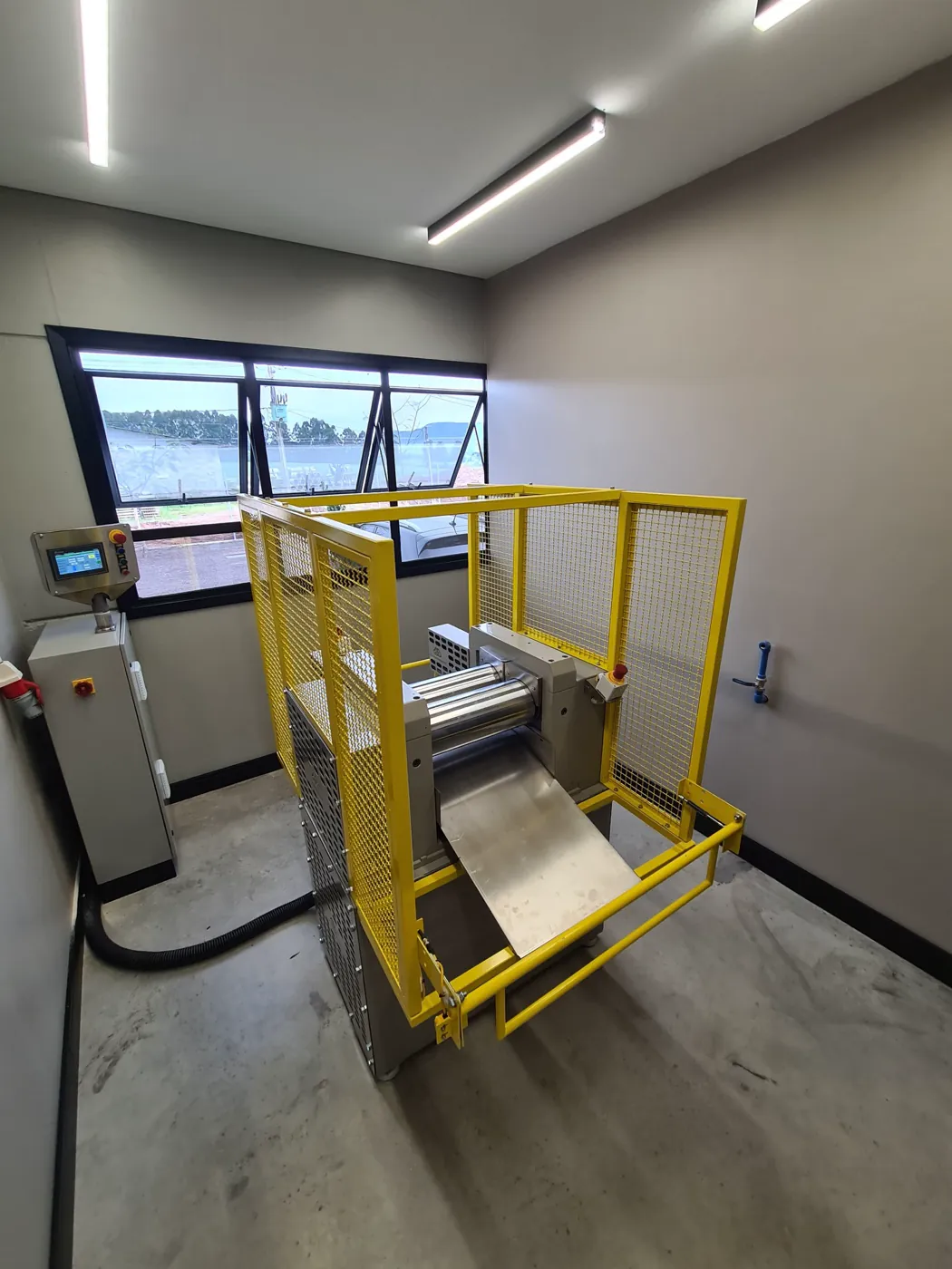 Máquina adequada à NR-12 pela BSR, com proteções e comandos de segurança
