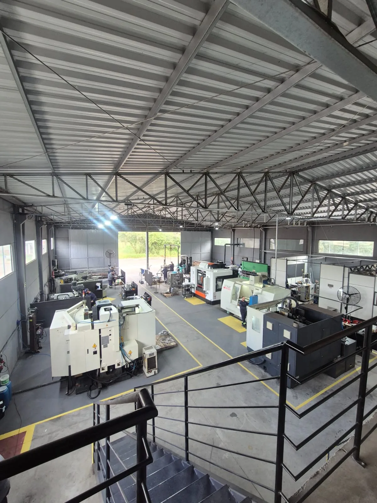 Centros de usinagem CNC e equipe técnica na fábrica da BSR